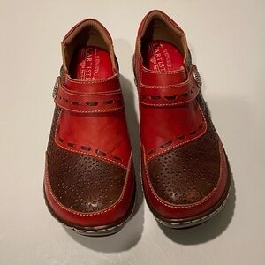 L'Artiste Spring Step women’s red and brown clogs